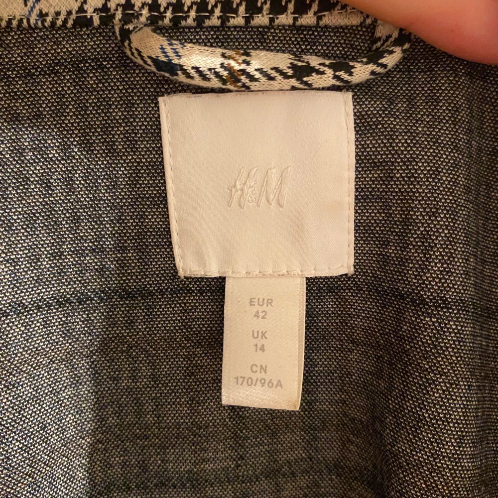 Snygg kavaj från H&M, använd några få ggr men i fint skick. Slapp och lite oversized i modellen för har haft den i större storlek, jätte snygg på! . Tröjor & Koftor.