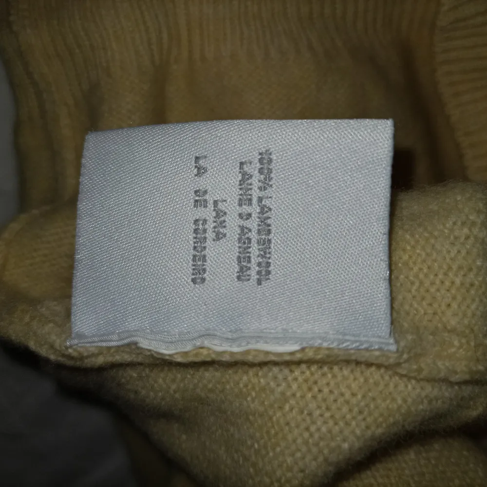 Fin GANT Sweatshirt i använt skick med lite slitage men inga hål eller liknande. (Bomulls material). Tröjor & Koftor.