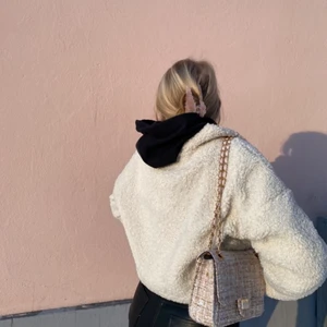 Väska  - Rosa/beige väska från tiamo köpt på scorett för 400 kr! Som ny🌸  