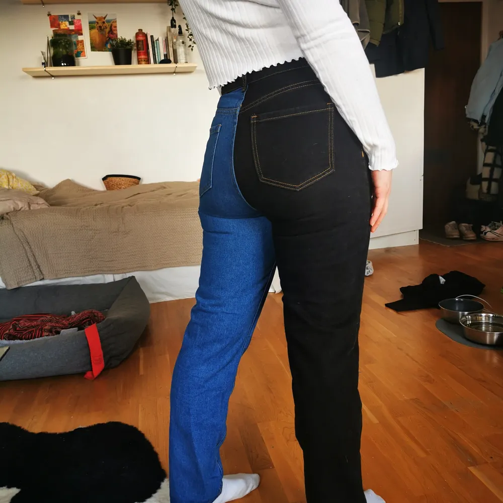 Oanvända 2 delade jeans, minns ej var jag köpt dom. Är 180. Jeans & Byxor.