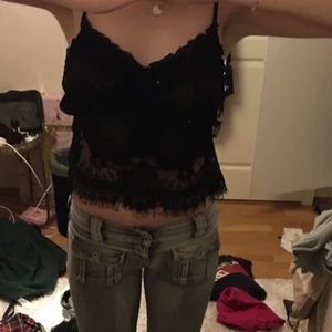 Spetslinne från vila  - En spicy topp i spets, passar till allt😍 Den har reglerbara snören vid midjan beroende på hur du vill att den ska sitta (obs. Toppen är längre än på bilden och har vikt upp den så skriv för en bild på det) frakt 45kr💯