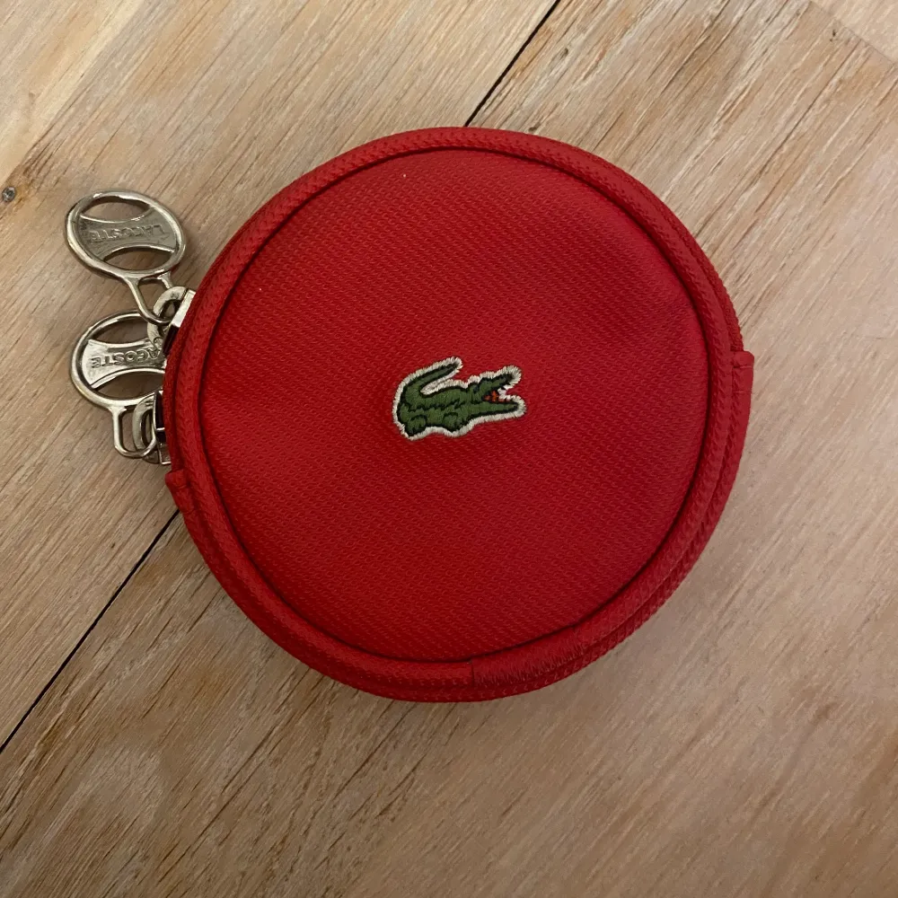 En röd, fin och söt plånbok. Övrigt.
