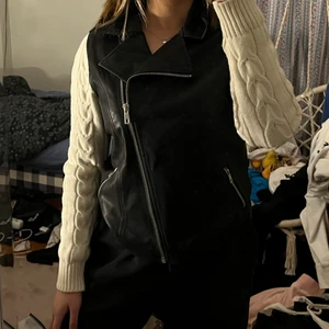 Jacka - Fin jacka med stickat längs armarna. Står storlek S men passar mig som är en M. Hör av dig om du är intresserad 💗