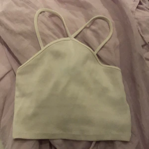 Topp - Säljer denna jätte snygga topp från zara! Säljer då den inte kommit till användning. Jätte bra skick och endast använd ett tag under sommaren💗💗