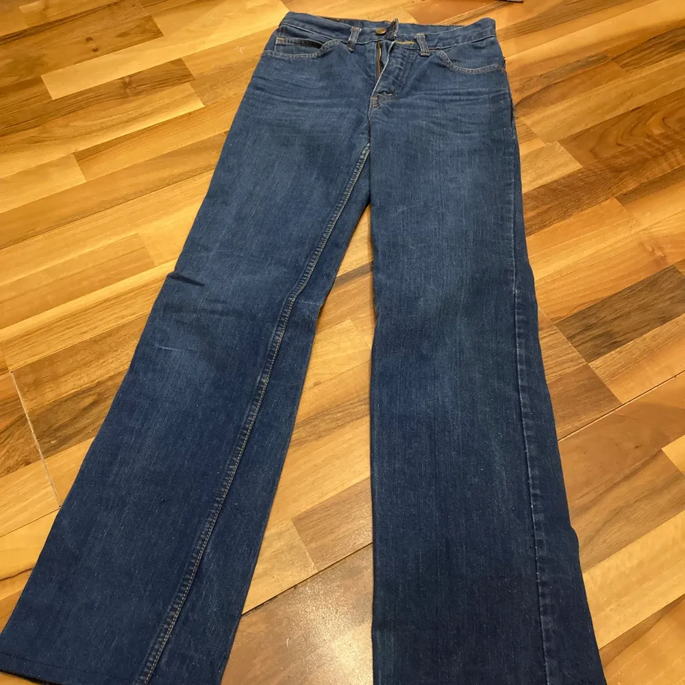 Passar inte mig längre storlek XXS/XS hög midja köparen står för frakten❤️ är 169cm längden är perfekt.. Jeans & Byxor.