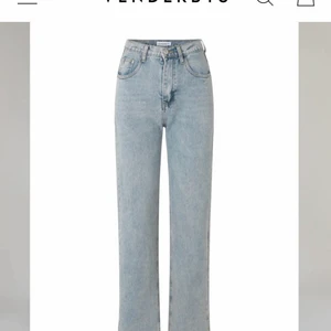 Jeans Venderbys - Köpte dessa jeans från Venderbys i storlek M för 550kr för ett tag sen men då posten strula så fick jag inte dom förens nu och det går ej att lämna tillbaka. Upplevde att dom var lite mindre i storleken så skulle säga att de passar någon som har storlek S💕 endast testade en gång och skickas så som de kom. Frakt 45kr, betalningen sker via swish.