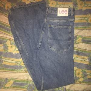 Jeans från HMs kollektion med Lee i storlek 36. Säljes då jag inte tycker om hur de sitter på mig. Säljes för 150kr plus frakt!