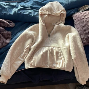 En sport tröja från hm - En sport tröja från hm i storlek xs. I ny skick använt cirka 2 gånger✨ Vill bli av med som fort som möjligt!! Frakt tillkommer i priset, priset kan diskuteras✨✨