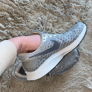 Nike träningsskor  - Säljer mina fina nike träningsskor då jag hellre ville ha svarta och köpt nya. Mycket fint skick💗