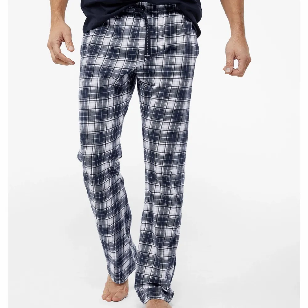 Populära rutiga pyjamasbyxor från kapphal! Helt slut på hemsidan. . Jeans & Byxor.