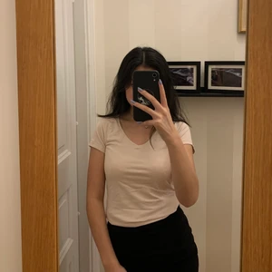 Gammalrosa T-shirt - Snygg åtsittande T-shirt i gammalrosa färg. Halsen är v-ringad. Tröjan är köpt på MQ men aldrig använd. Storleken är xs men passar även s, men är då lite mer åtsittande.                                                             Skick: Nyskick