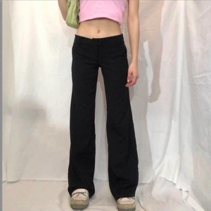 Lågmidjade byxor - De perfekta svarta byxorna. Dom har liite noppror på rumpan. Materialet är som vanligt tyg fast tjockare.  Midja tvärs över: 37 cm. Innerben: 83 cm (BILDER FRÅN FÖRRA SÄLJAREN) Högsta bud: 620