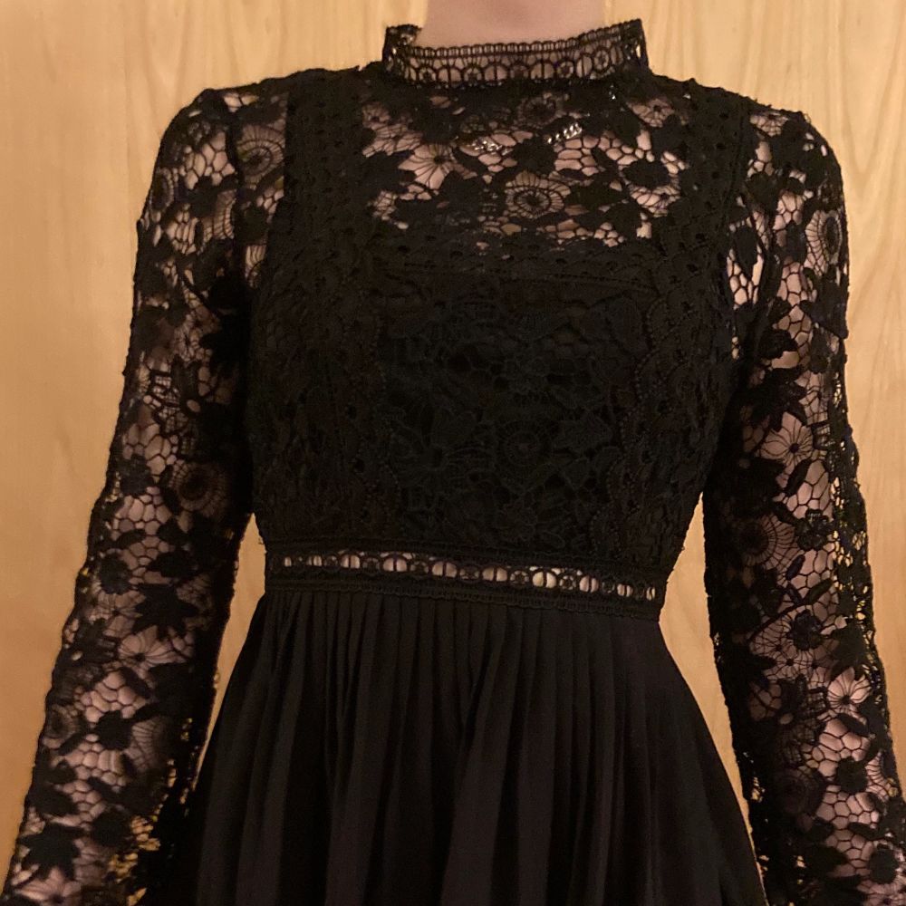 A black open back lace dress with layers. Long sleeves, very elegantti and Classic. Never used. . Klänningar.