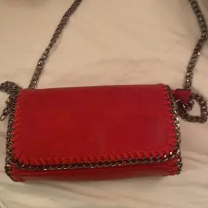 Jättefin röd väska som rymmer jättemycket💕 knappt använd utan några större tecken på användning💕