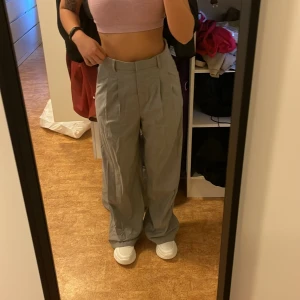 Gråa kostymbyxor  - Ett par söta gråa kystombyxor från chiqulle, tyvärr passa dom inte i längden! (jag är 159cm)! Dom är helt oanvända och jag köpte dom för 500 kr! Jag säljer dessa för 350 kr + frakt som tillkommer! 