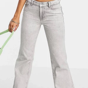 Lågmidjade jeans - Säljer dessa så fina gråa lågmidjade jeans som är bootcut för att jag beställde fel storlek❤️