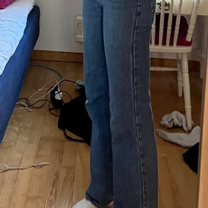 Zara jeans - Skitsnygga jeans ifrån zara!! Inte använda jättemycket men köpta för ett år sedan så vet inte om de säljs längre. Väldigt bra skick! Jag har 36 och de passar på mig! Alltså funkar det för både 34 och en liten 36a, Först till kvarn