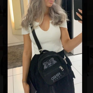 Kenzo mini backpack - kenzo mini backpack, använd typ 2 gånger så är som ny! Har typ aldrig kommit till användning så kan tänka mig att sälja den om någon vill ge ett bra pris. Nypris: 1600kr Finns ett till Axel band så man kan ha två stycken.