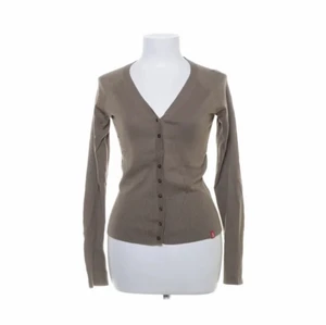 Kofta från EDC by esprit! - Söt kofta ifrån EDC by esprit i en jätte fin brunaktig färg! Saknas en knapp men det är inget som märks tydligt (skriv för bild). Väldigt söt och stretchig !❤️