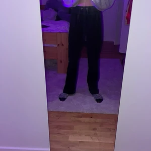 Fina mjukis byxor från GinaTrickot  - Svarta mjukisbyxor från GinaTrickot. Jag säljer pågrund av att jag inte andvänder dom. Köparen står för frakten<3