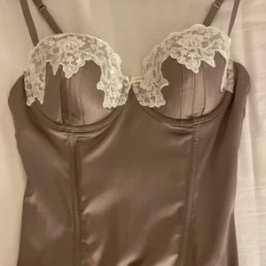 Korsett eller topp  - En vacker korsetttopp köpt 2021, aldrig använd och är i nyskick, en godmodig spets och silkes blandning, den är i storlek s med en större kupa. 
