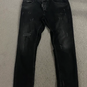 dsquared2 jeans svart ÄKTA oanvänd  - dsquared2 jeans svart ÄKTA oanvänd kan bytas och priset kan deskoteras 