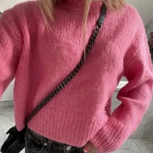 Rosa stickad tröja från H&M❤️ - Säljer denna superfina populära rosa stickade tröja ifrån H&M❣️Storlek M!🥰150kr+frakt!😊Första bilden är lånad men den andra är min!❤️Har även en likadan tröja fast grön i samma storlek så kontakta mig vid intresse!😊