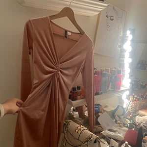 Klänning - En rose färgad klänning ❤️använt bara en gång här hemma❤️från H&M 