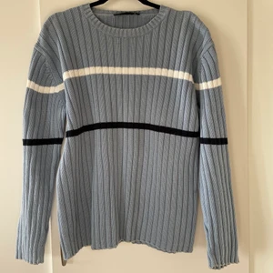 Stickad tröja  - Asgo stickad tröja i 100% som inte noppar sig eller sticks <3 Storlek L så sitter oversized och fint helt enkelt 