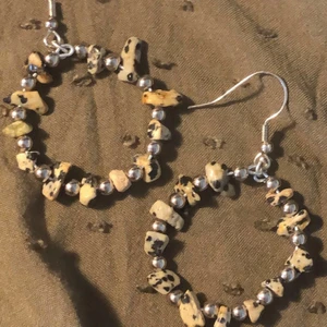 Örhängen  - Fina örhängen med konstgjorda stenar. Säljs i nyskick, samt handgjorda. Bra kvalitet 