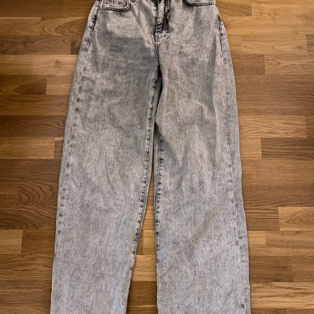 Gråa jeans från bershka, aldrig använda, frakt tillkommer💞 (straight fit). . Jeans & Byxor.