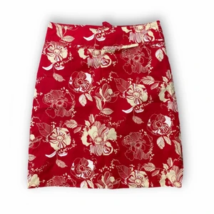 Kjol - Coconut girl kjol från H&M, storlek 36. I toppenskick. Underkjol finns. Modellen använder vanligtvis storlek S och är 169 för referens. Shell: 97% bomull och 3% spandex. Lining: 100% polyester. Midja bredd 37cm. Längd 56cm. Spårbar frakt på 66kr är inräknad i priset. 