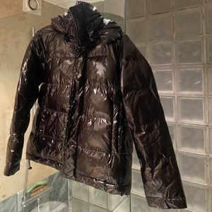 Vinter jacka  - Sjukt snygg! Har använt den 1 och en halv vinter och har inte fått en ända skada. Är varm och jätteobekväm, säljer pga av att den inte är min stil längre :( Köpte den här på Plick för 200kr därav det låga priset! Finns ej att köpa ny längre. 