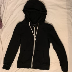 Kofta - Svart kofta i toppen skick, köpt från even&odd. Skriv vid intresse💕