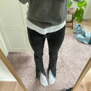 Grå jeans med slits - Jättesnygga grå jeans med slit där fram. Passar perfekt till vinterksor. 
