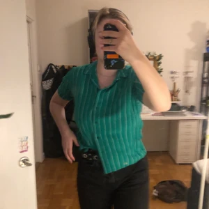 Grön skjorta🍀 - Säljer denna fina gröna skjortan jag köpte på secondhand för några år sen pga aldrig haft tillfälle att använda den🍀