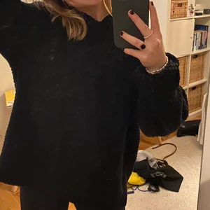 Stickad tröja  - Assnygg stickad tröja! Kommer inte till användning. Den är helsvart och nopprar inte det minsta. Köparen står för frakt, och vid många intereserade så uppdateras priset efter högsta bud. 