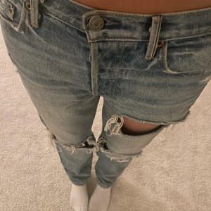 Jeans!! - Säljer jättesnygga jeans som sitter low waist på mig! Säljer för att de är lite stora men om man vill ha de baggy så sitter de så på mig som brukar ja 32/34!