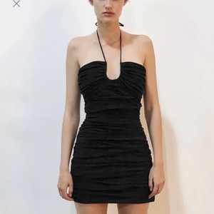 Fin festklänning från zara! - Säljer nu denna superfina slutsålda klänningen från zara! Jag köpte fel storleken så säljer på grund av att den inte sitter som jag förväntade mig! Den är strl xl men skulle säga att den passar en m och uppåt! Jag är strl s/m och den passar mig men sitter inte som jag önskade på vissa ställen. Den är helt oanvänd med prislapp kvar! Kan skicka egna bilder om så önskas!