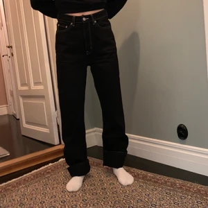 Jeans Weekday - Svarta jeans med vita sömmar från weekday i modellen row. Storlek 27/32. Fint skick! Kan mötas i Malmö eller frakta! 