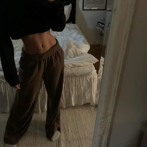 Byxor - Bruna linnebyxor, as snygga och goa! Funkar att ha till finare tillfällen men även som mjukis och perfekt till våren nu. Jag har vikt ner dem för att ha de som lågmidjade vilket fungerar perfekt, men vill du ha högmidjat funkar det också 🤎 Ensast använda fåtal gånger, nypris 400kr och jag säljer för 270 ink frakt. 