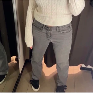 Grå jeans  - Trendiga zara liknande jeans i super bra skick!💗 storlek w 26 vilket motsvarar 34/36!!