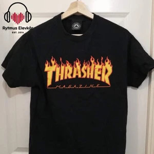 Svart t-shirt med tryck - T-shirt med tryck i strl M. Säljs av Rytmus Stockholms Elevkår, alla kläder som säljs har skänkts utav elever på Rytmus och de pengar som samlas in från klädinsamlingen ges oavkortat till WWF. Ta chansen och köp fina kläder second hand och bidra på samma gång till att bevara miljön!