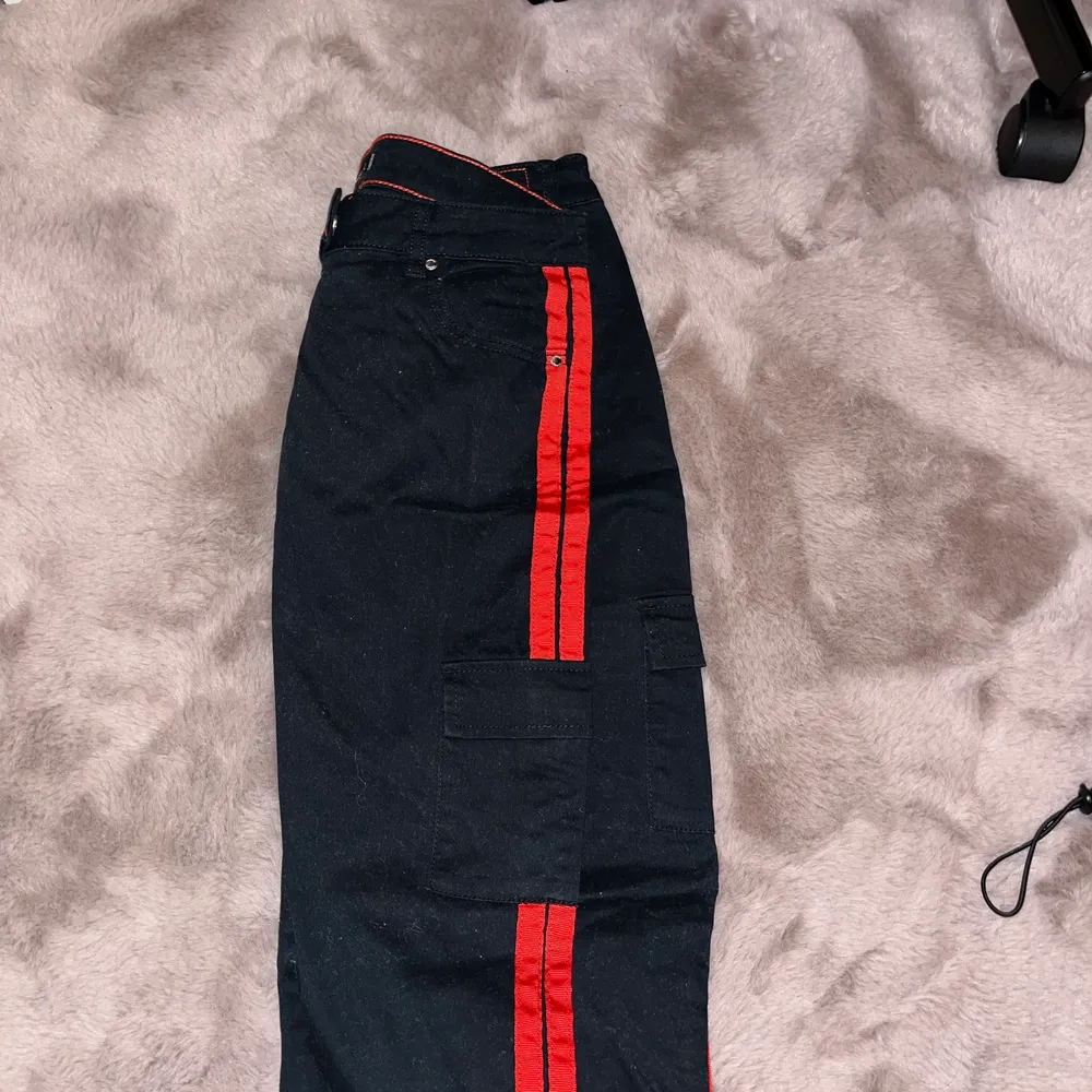 Jeans med röda ränder och fickor på sidan som är köpt på New Yorker som jag har använd dom en gång men nu är dom alldeles för små. Det står storlek L men skulle säga att den är mer S/M. Hör av dig om du är intresserad 🥰. Jeans & Byxor.
