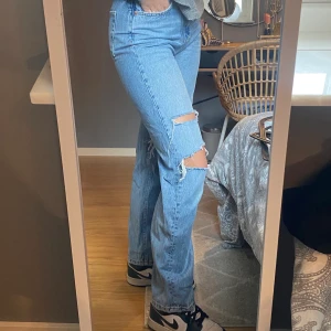 Straight jeans  - 🌼Populära jeans från Gina (modell ”90s”)                     🌼Straight fit  🌼Storlek 36 (passar personer med 34-38 eller XS-M)  🌼Jag är 170 lång  🌼Ordinarie pris 600kr  🌼Mitt pris 200kr  🌼Köpare står för fraktkostnad  🌼Fint skick!