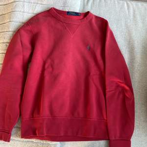 Röd Ralph lauren tröja med väldigt bra skick, inte använd alls mycket. Säljer pga använder inte. Den är strl M men passar även S. Nypris ca 1400kr. Köpare står för frakt.