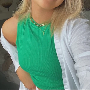 Fint linne  - Säljer detta gröna stickade linnet från zara i superfin färg✨✨✨nyskick 