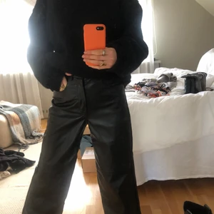 Skinn byxor 🥰🥰 - Hej! Var ett tag sen jag la ut något nytt💞men nu säljer jag dom här skinn byxorna för 200kr+ frakt 🚚❤️är 168cm och dom är i storleken S, säljer dom för dom kommer tyvärr aldeig till användning. Men super sköna och snygga på!!!! Är ifrån h&m 💞💞💞💞💞