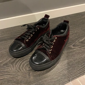 Lanvin - Säljer mina ursnygga sneakers från lanvin😍 Box finns och skickas med! De är i storlek 36 men passar 37! Buda💕