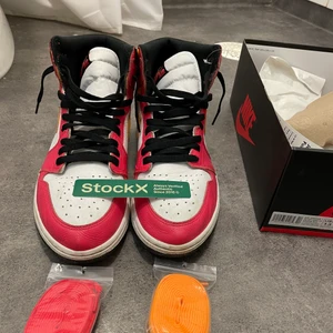 Jordan 1 Retro High OG Light Fusion Red - Cond 9/10 tre skosnören medföljer. Bra kvalité 